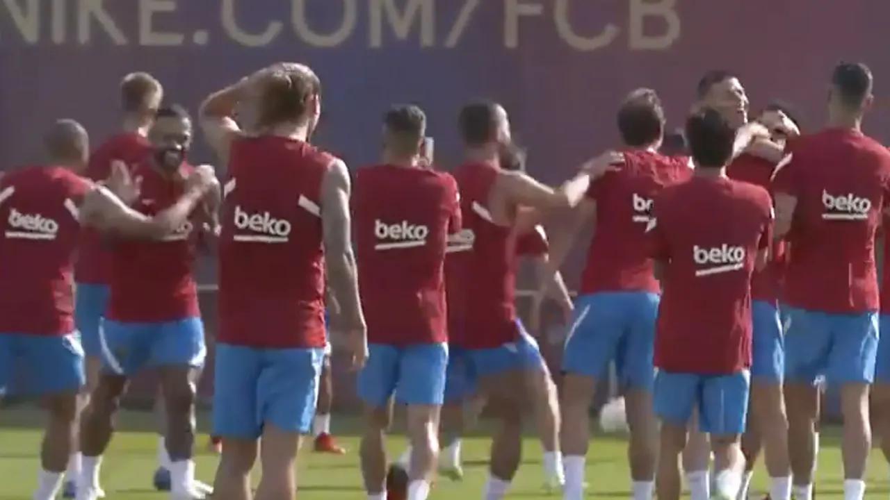 VIDEO: Frenkie de Jong krijgt twee panna's achter elkaar van Memphis in Barça-rondo