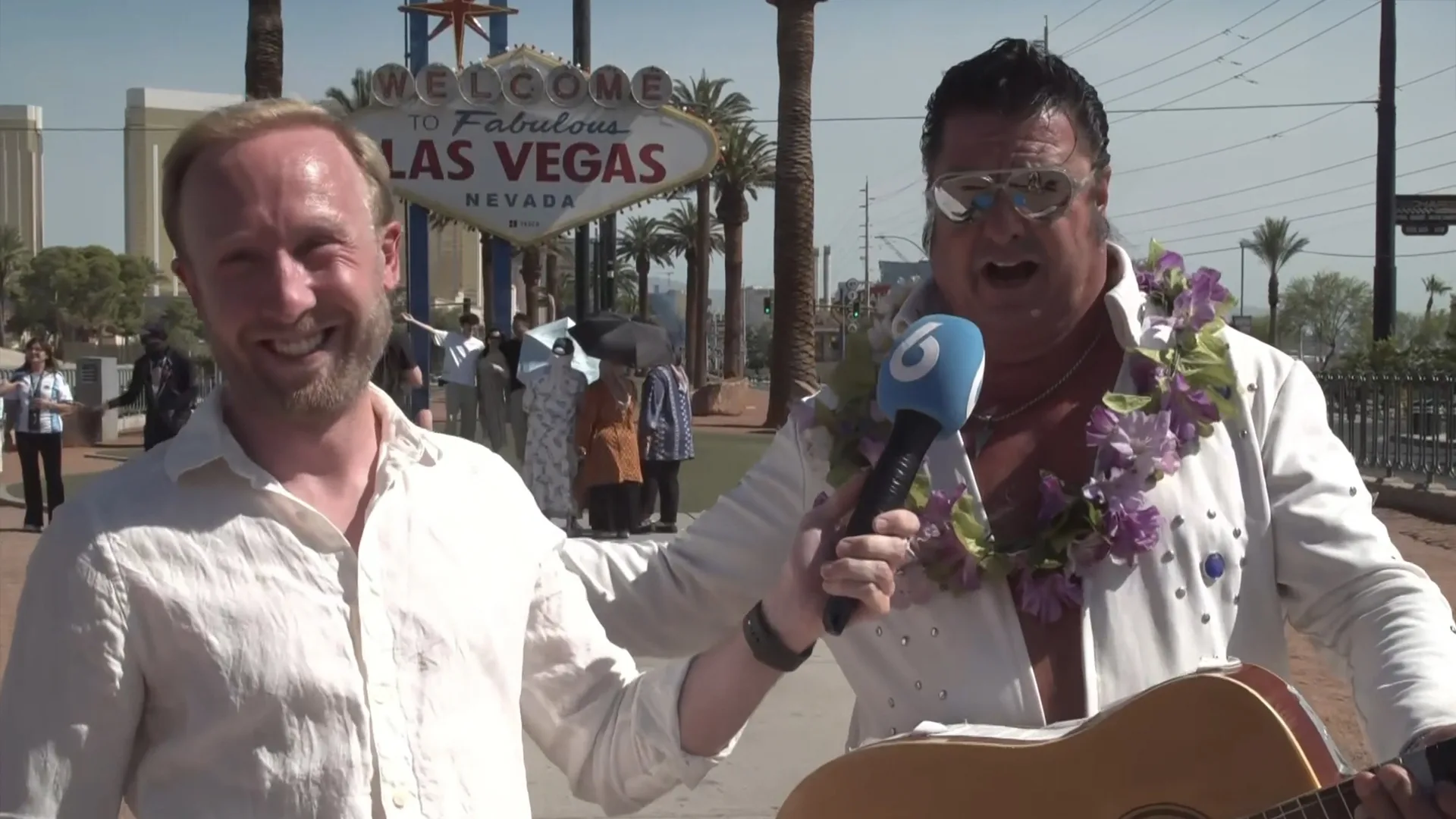 'Elvis Presley' onderbreekt videocall met Raymond Mens vanuit Los Angeles: 'Viva Las Vegas!'