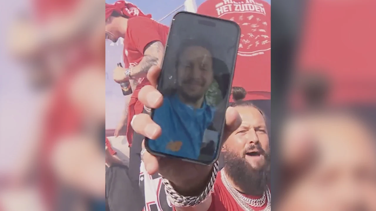 Video: Luuk de Jong duikt (digitaal) op bij huldiging PSV