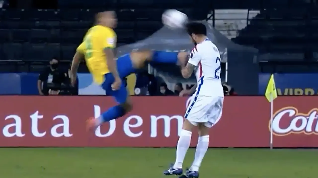 VIDEO: Jesus krijgt rood na karatetrap à la Nigel de Jong