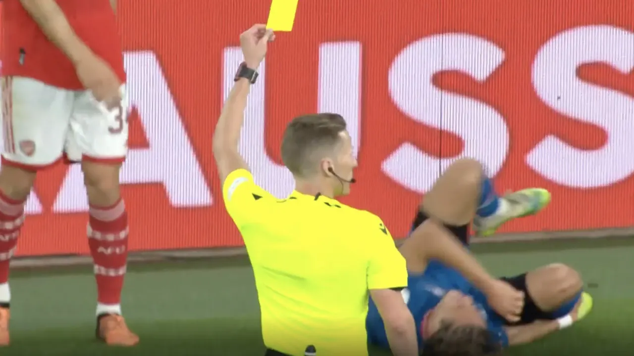 GEEL: Xhaka krijgt eerste gele kaart voor overtreding op Xavi Simons