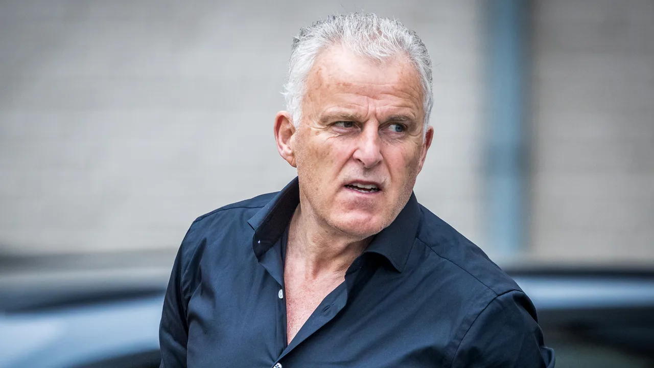 Peter R. de Vries sneert op Twitter naar Wilfred