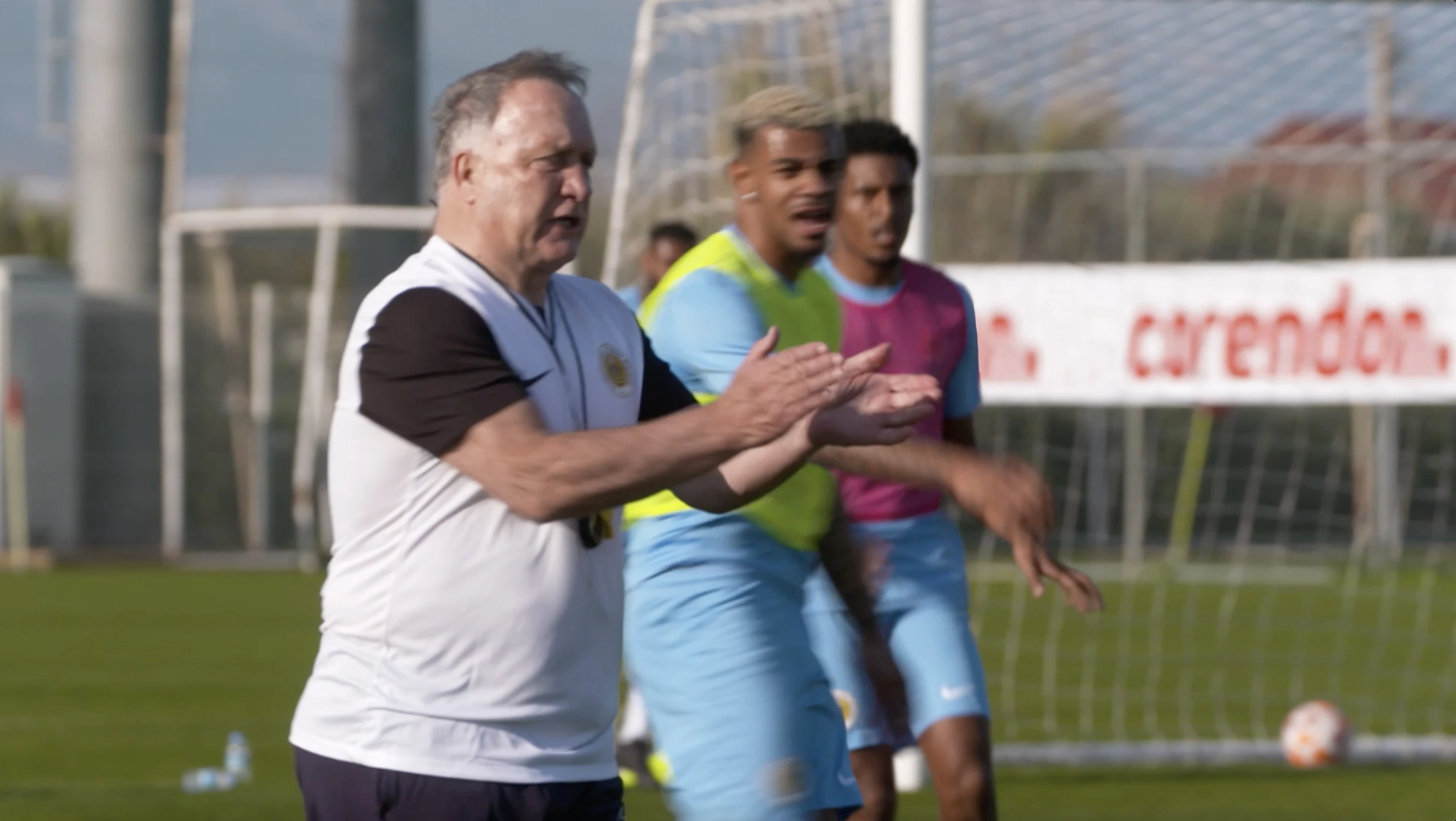 Dick Advocaat bloedfanatiek op trainingskamp Curaçao in Turkije: 'JAAG OP DAAR!'