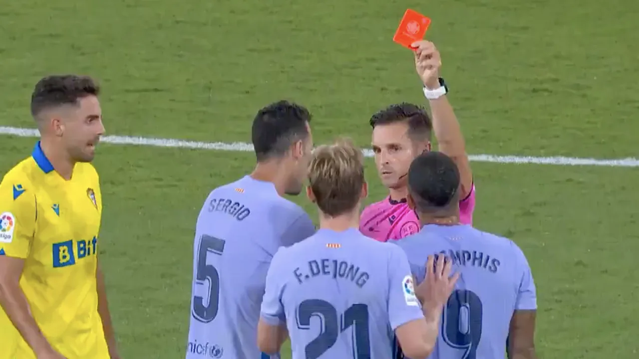 ROOD: Frenkie de Jong wordt weggestuurd en kan gaan douchen