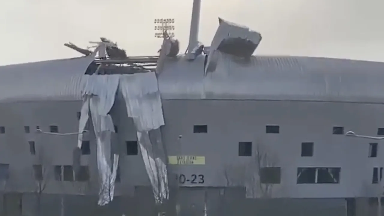 VIDEO: Dak van stadion ADO Den Haag waait los door storm Eunice