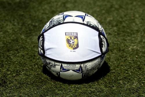 Spelers, trainers en directie Vitesse leveren salaris in