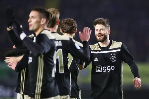 Ajax viert zevende zege op rij in eredivisie