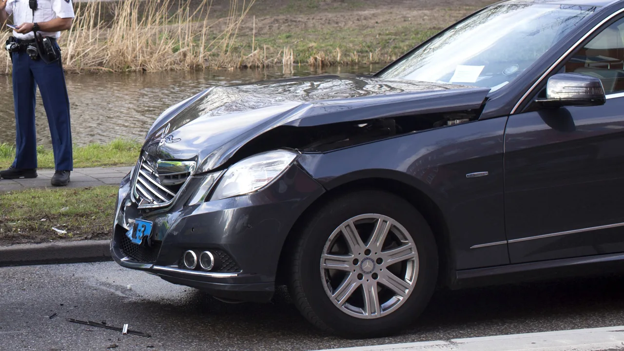 Mercedes-rijders vaakst bij aanrijding betrokken, kans op botsing het grootst in Zuid-Holland