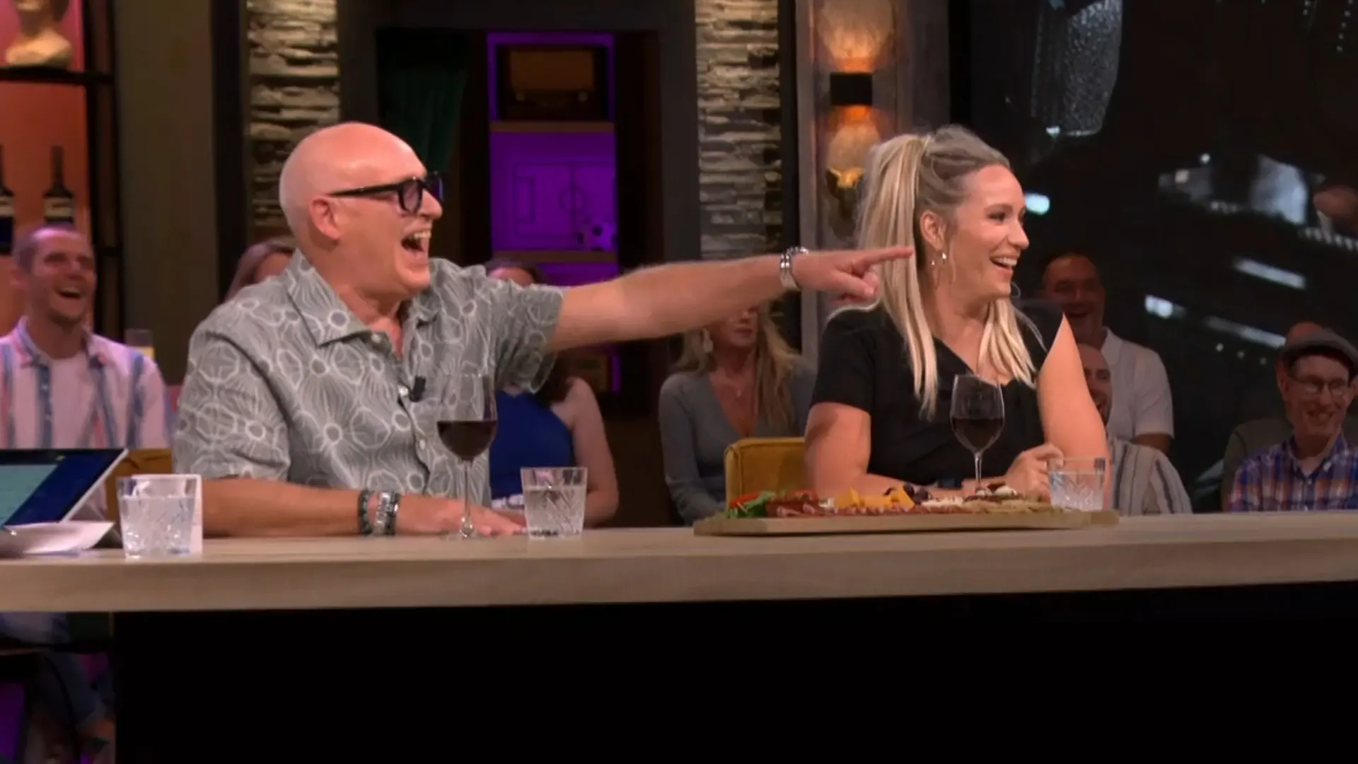 René ziet man in het publiek wegdommelen: 'Niet in slaap vallen, hé!'