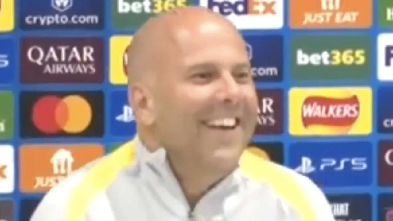 Slot reageert gevat op Salah: 'Als ik naar mijn opstellingen kijk, is Mo meer in dan out!'