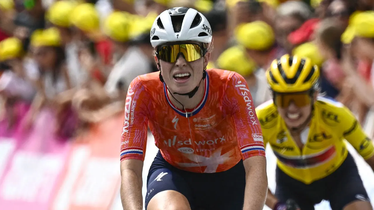 Vollering komt op Alpe d'Huez vier seconden tekort voor eindzege Tour de France Femmes