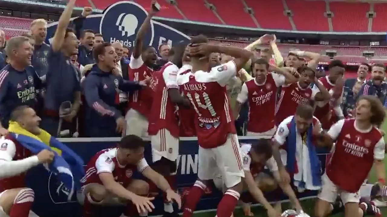 Aubameyang laat FA Cup uit handen vallen en sloopt beker