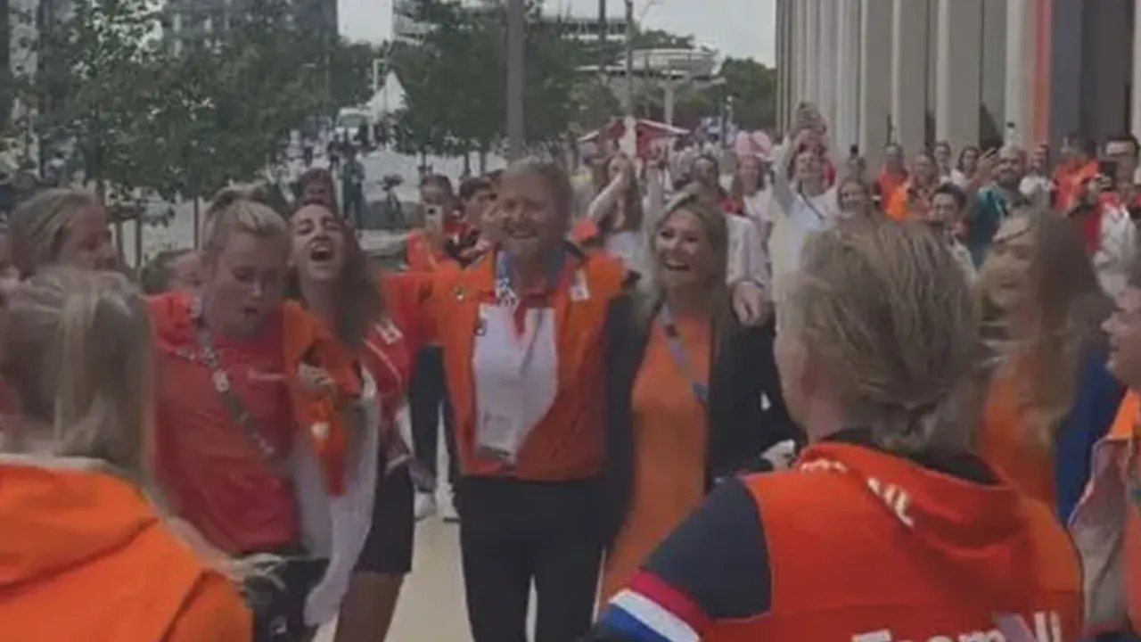 Video: Koningspaar host met olympische hockeyers mee op 'Links Rechts'