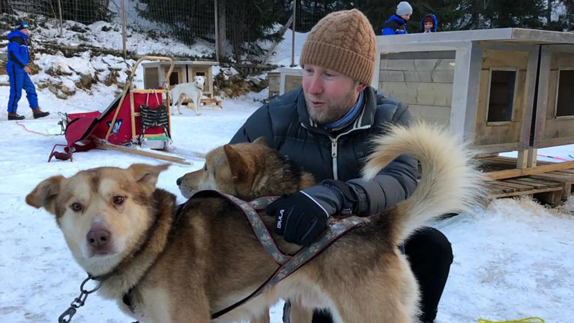 Raymond Mens viert kerst in Noorwegen: 'Sneeuw, een houten huisje, open haard aan en skiën!'