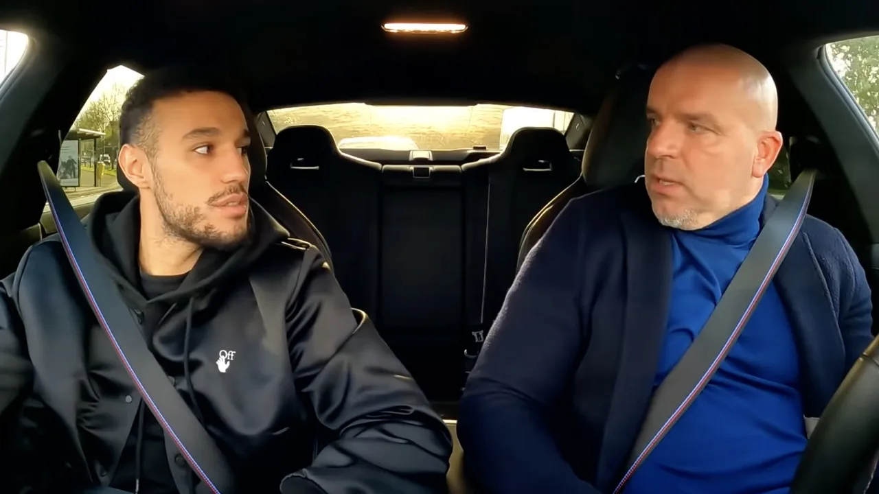Mazraoui Bij Andy in de auto: 'Wanneer ik ga bijtekenen? Andy, ik zeg je eerlijk...'