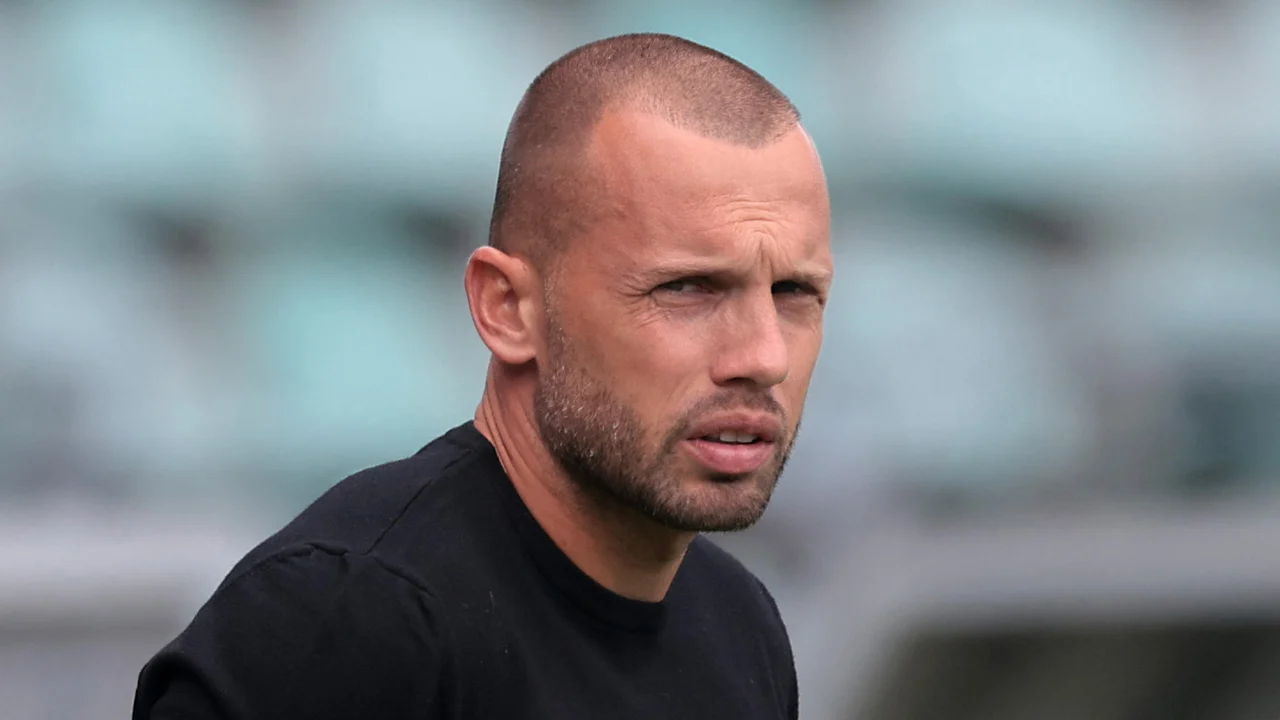 Heitinga verlengt contract als hoofdtrainer van Jong Ajax