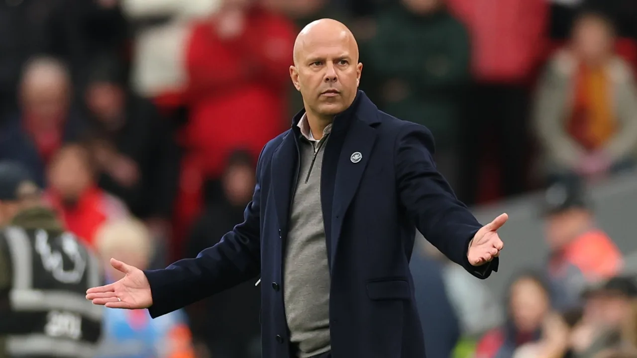 Arne Slot lijdt vierde nederlaag op rij met Liverpool: Manchester United te sterk op Anfield