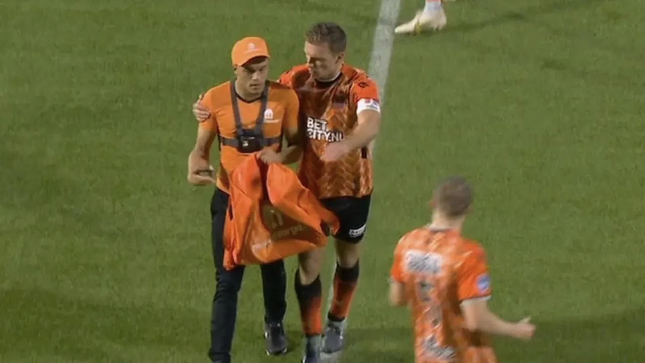 Nooit eerder vertoond: Thuisbezorgd-bezorger betreedt het veld in Volendam