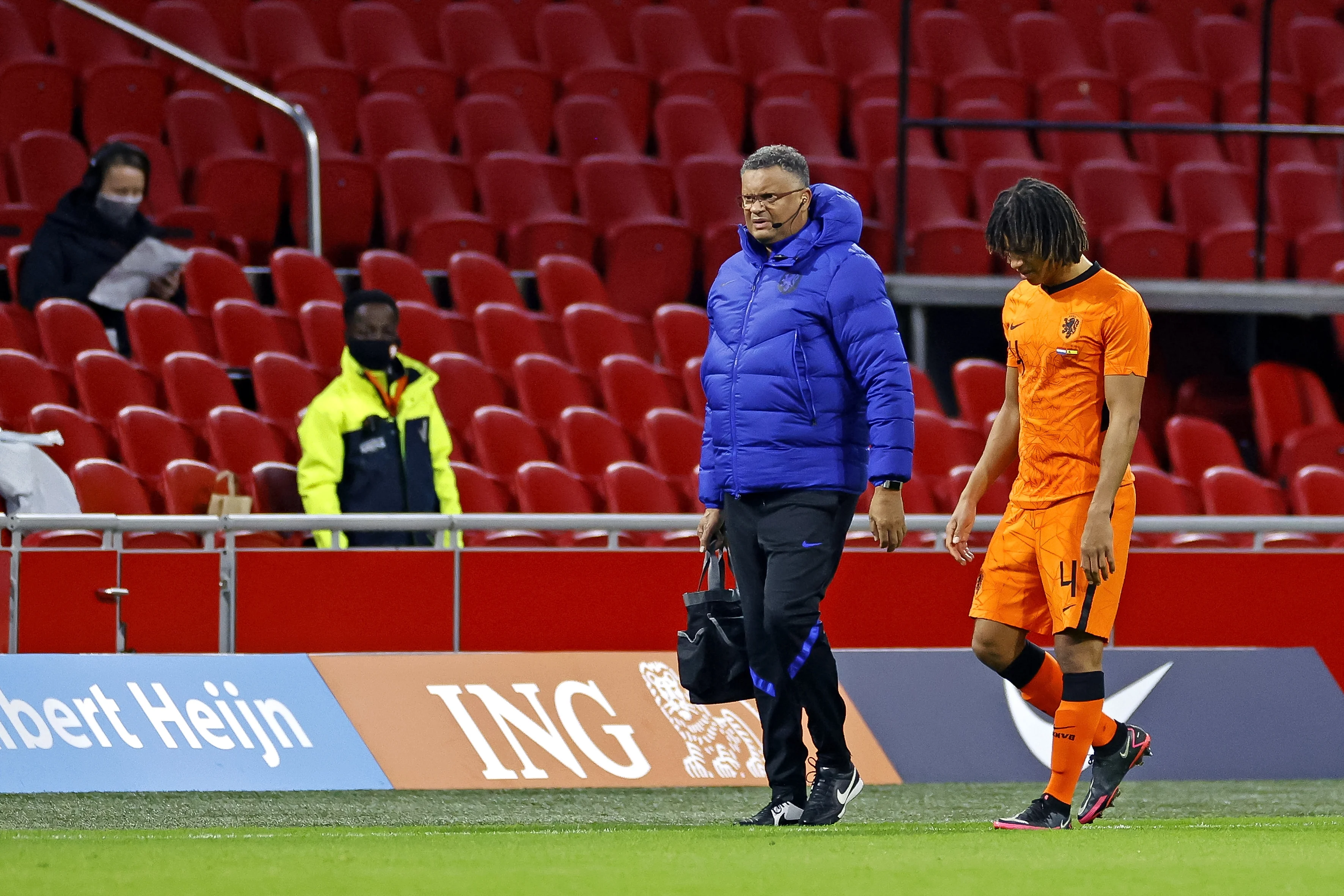 Aké valt al na vijf minuten uit met blessure