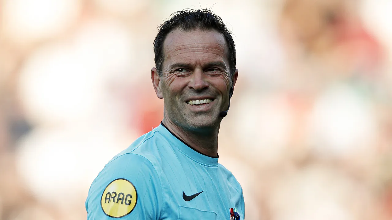 Bas Nijhuis vindt verjaardagskaart in kleedkamer: 'Bassie Nijhuis, je moeder is zo mooi'