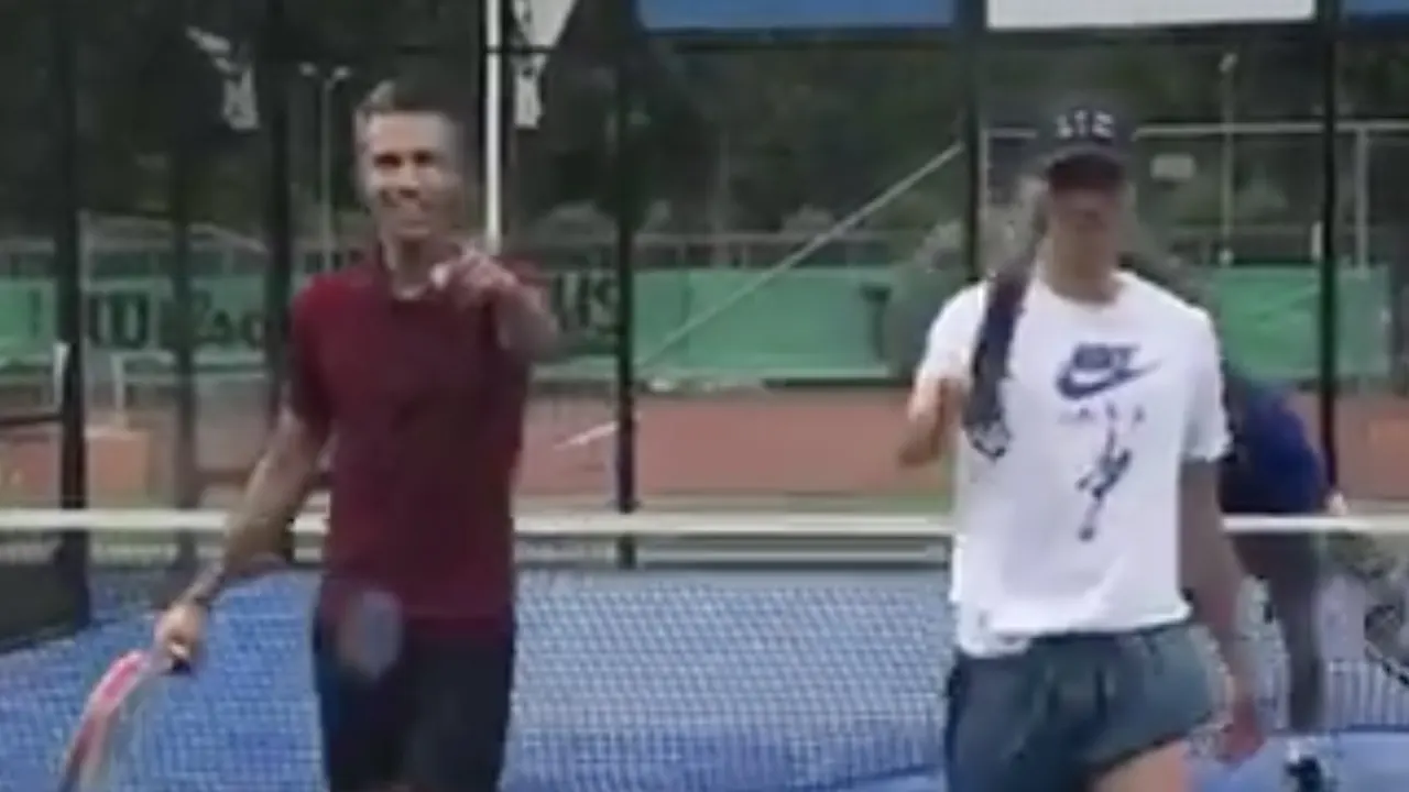 Van Persie en Berghuis herenigd op padelbaan: opzet Berghuis, smash Van Persie