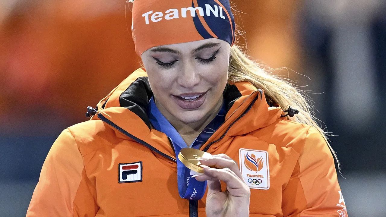Video: Gouden medaille Jutta Leerdam nu al kapot: 'Ik sprong zo hard dat hij eraf viel'