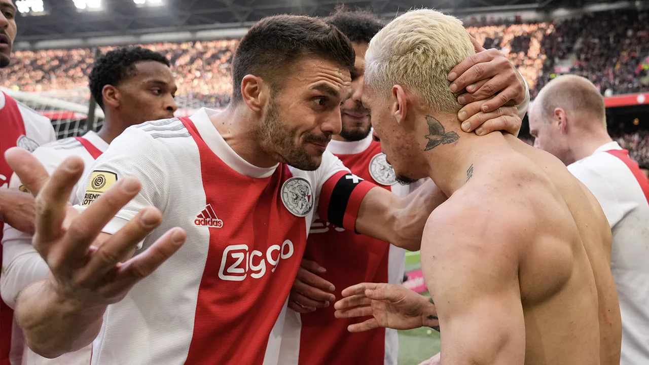 Tadić verklaart omduwen van Antony in slotfase Klassieker: 'Was misschien een rare actie'