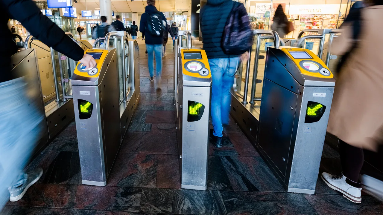 NS gaat contactloos inchecken met betaalpas testen