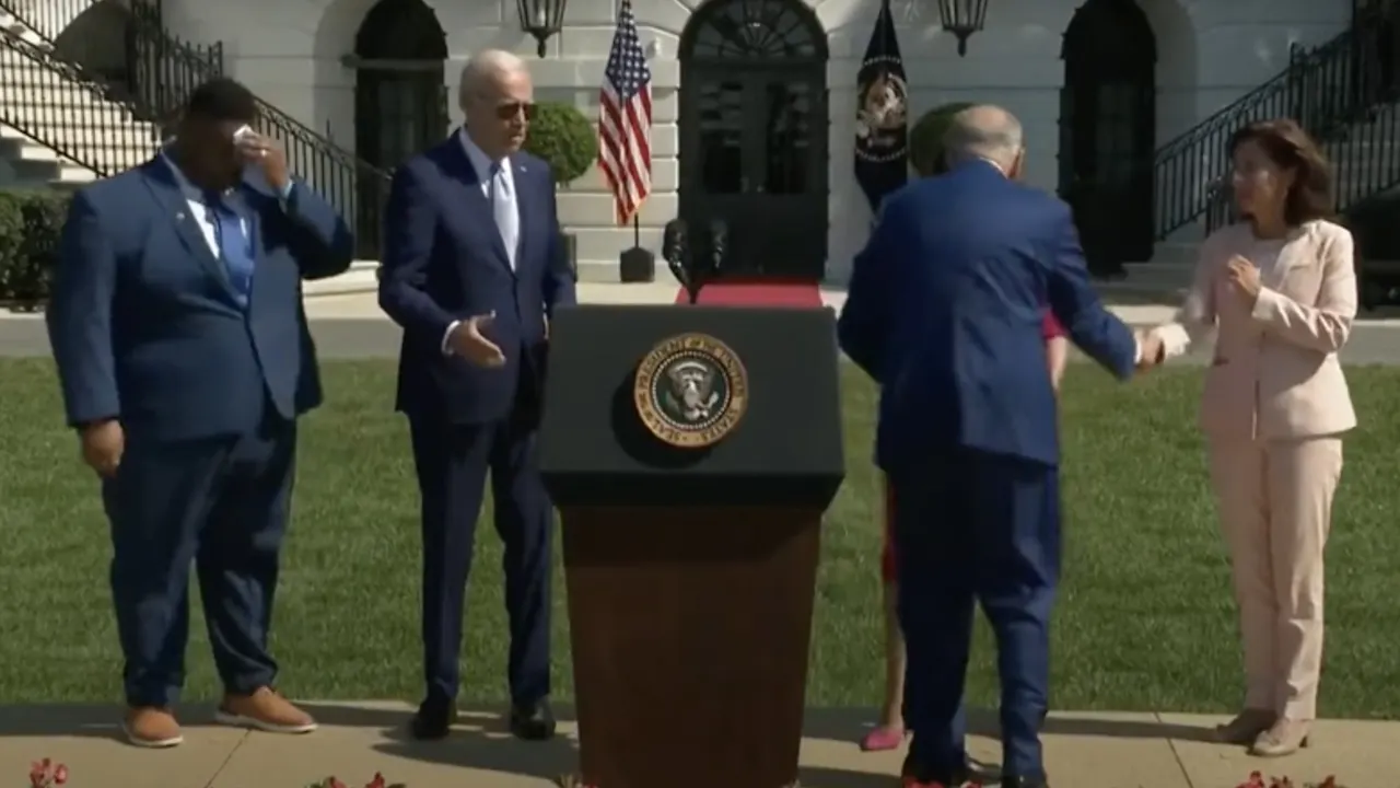 Biden lijkt binnen enkele seconden te vergeten dat hij hand van senator al heeft geschud