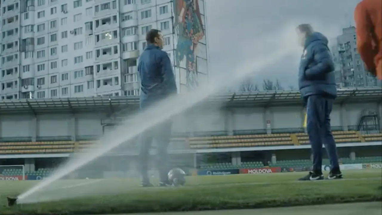 Video: Assistent-trainer Jong Oranje wordt vol geraakt door sproeier