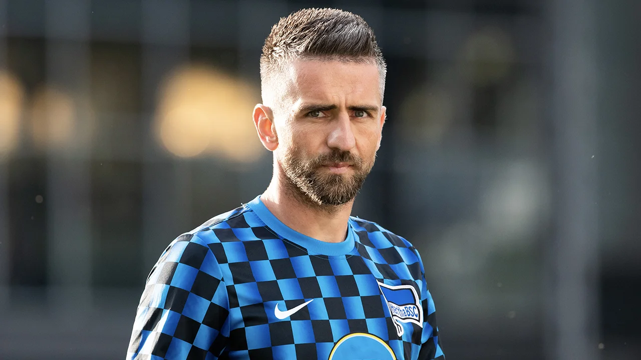 Schalke-aanwinst schenkt salaris aan goede doel: 'Gekomen voor het voetbal, niet voor geld'