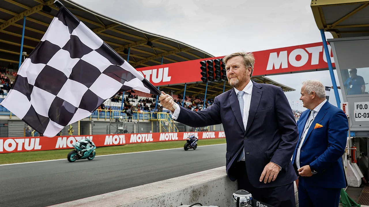 Video: Koning Willem-Alexander vlagt training af bij honderdjarig bestaan TT Assen