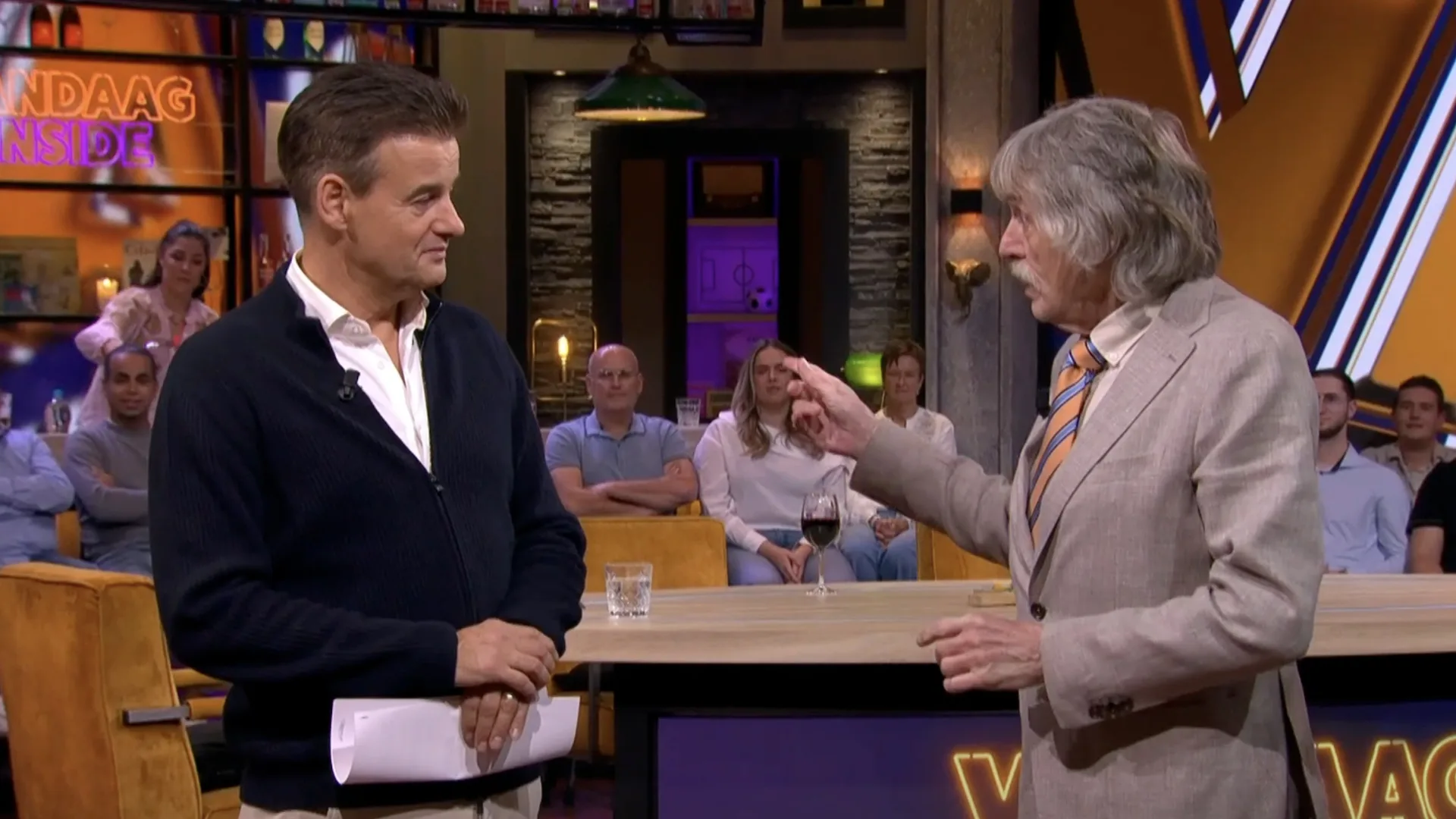 Johan Derksen vertelt over geheime filmopname: 'Belachelijk dat we in die kou bloot moesten!'