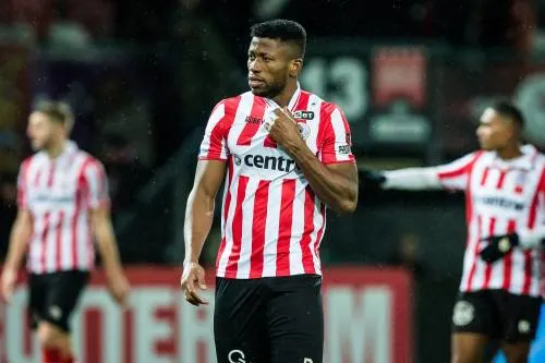 AZ ontbindt contract van Nigeriaanse spits Friday