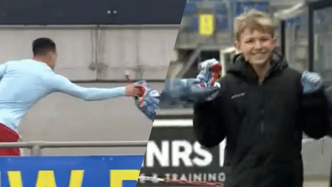 Ballenjongen dolblij na ontvangen van shirt Antony