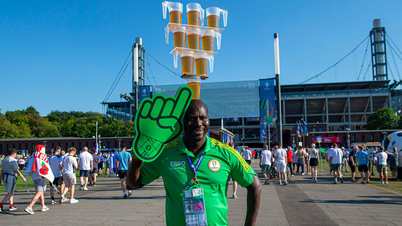 Video: Vrijwilliger op EK krijgt het voor elkaar om 9 biertjes op zijn hoofd te balanceren