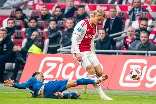 Ajax met herstelde Dolberg naar Lissabon