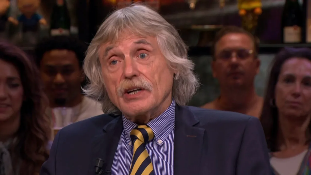 Johan Derksen kritisch op 'pens' van Eredivisie-trainer: 'Je eist van je spelers dat ze fit zijn...'