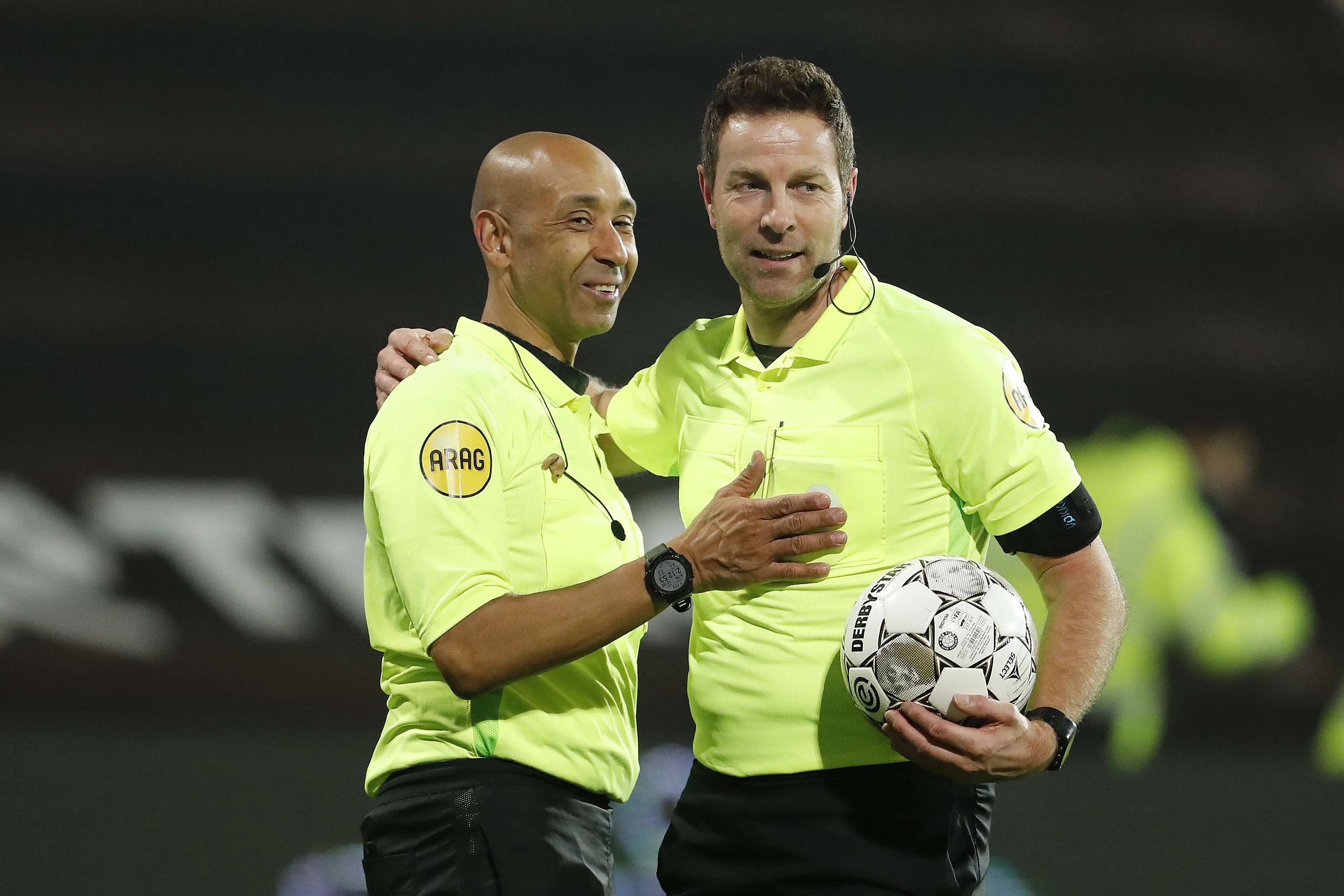 Prachtig beeld: emotioneel afscheid tijdens laatste Eredivisie-duel assistent-scheidsrechter 