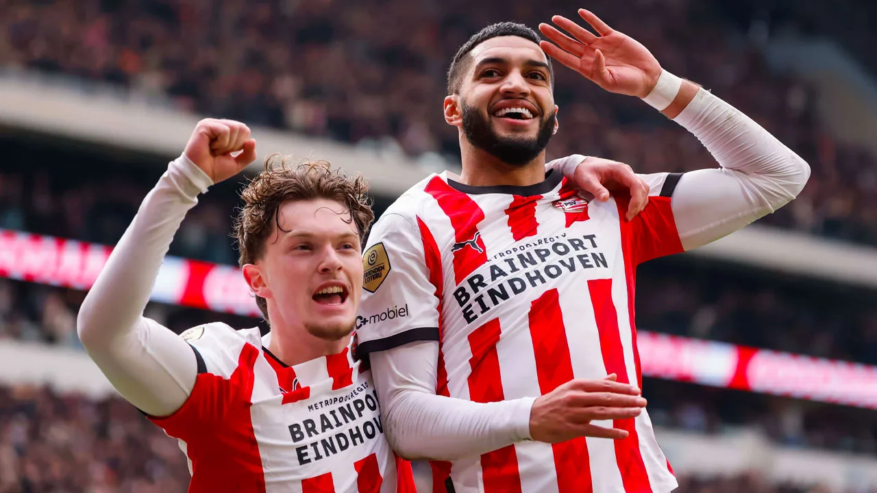 PSV laat Feyenoord kansloos en ziet landstitel al naderen