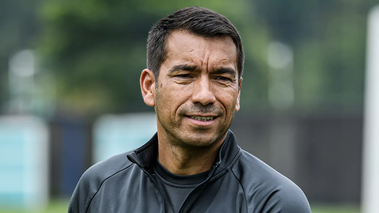 Van Bronckhorst wint voor het eerst met Guangzhou R&F