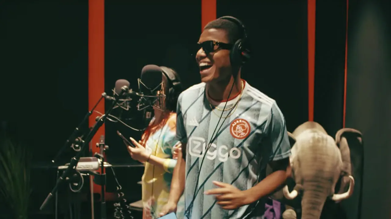 ZIEN: Rapper Neres duikt studio in en verwelkomt Antony met speciaal lied