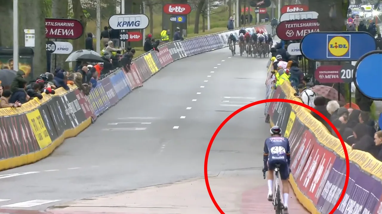 Wielrenner doet aan spookrijden en ontsnapt ternauwernood aan botsing 