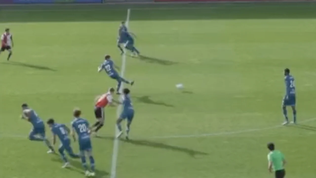 Videogoal: Aftrap bij duel tussen beloften Feyenoord en ADO gaat volledig mis