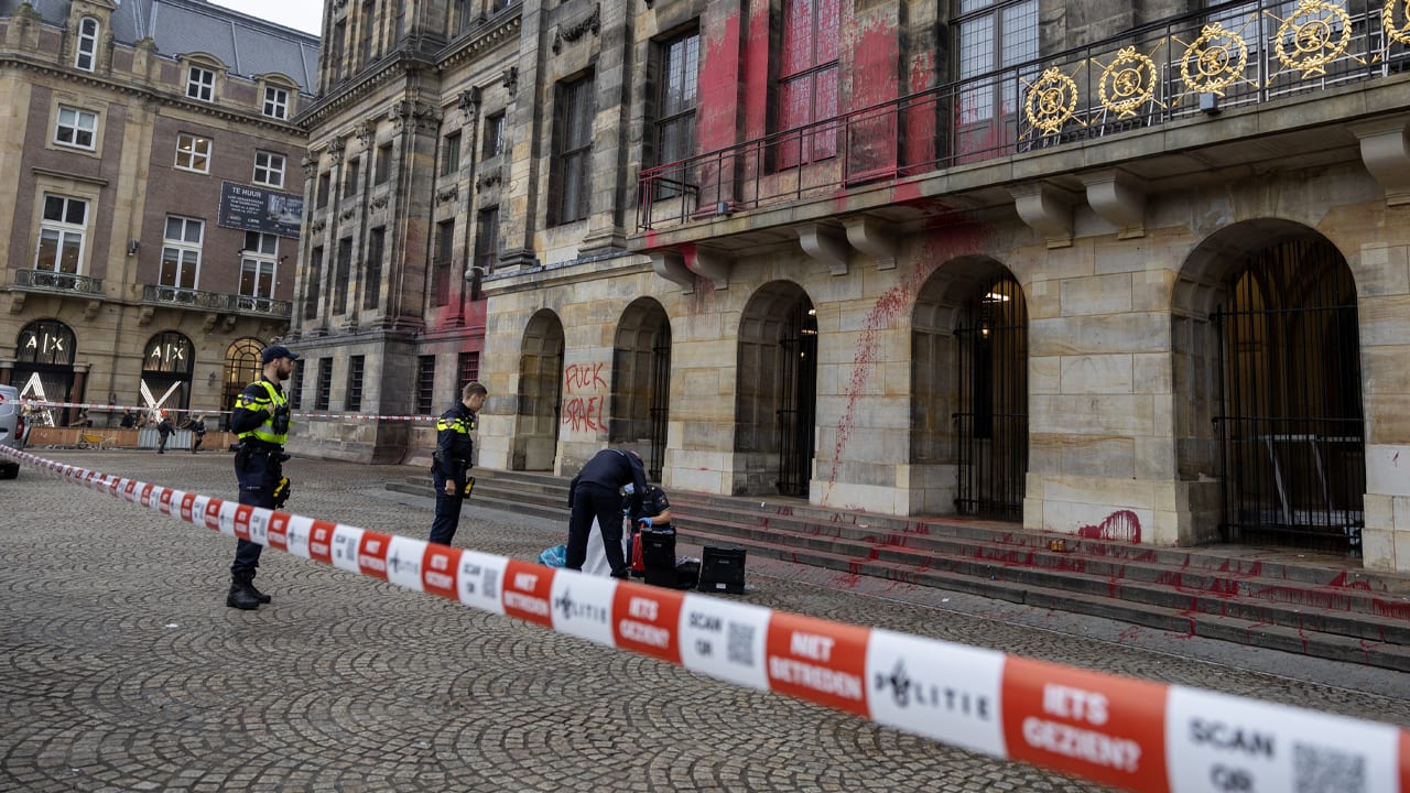 Koninklijk Paleis op de Dam beklad met rode verf