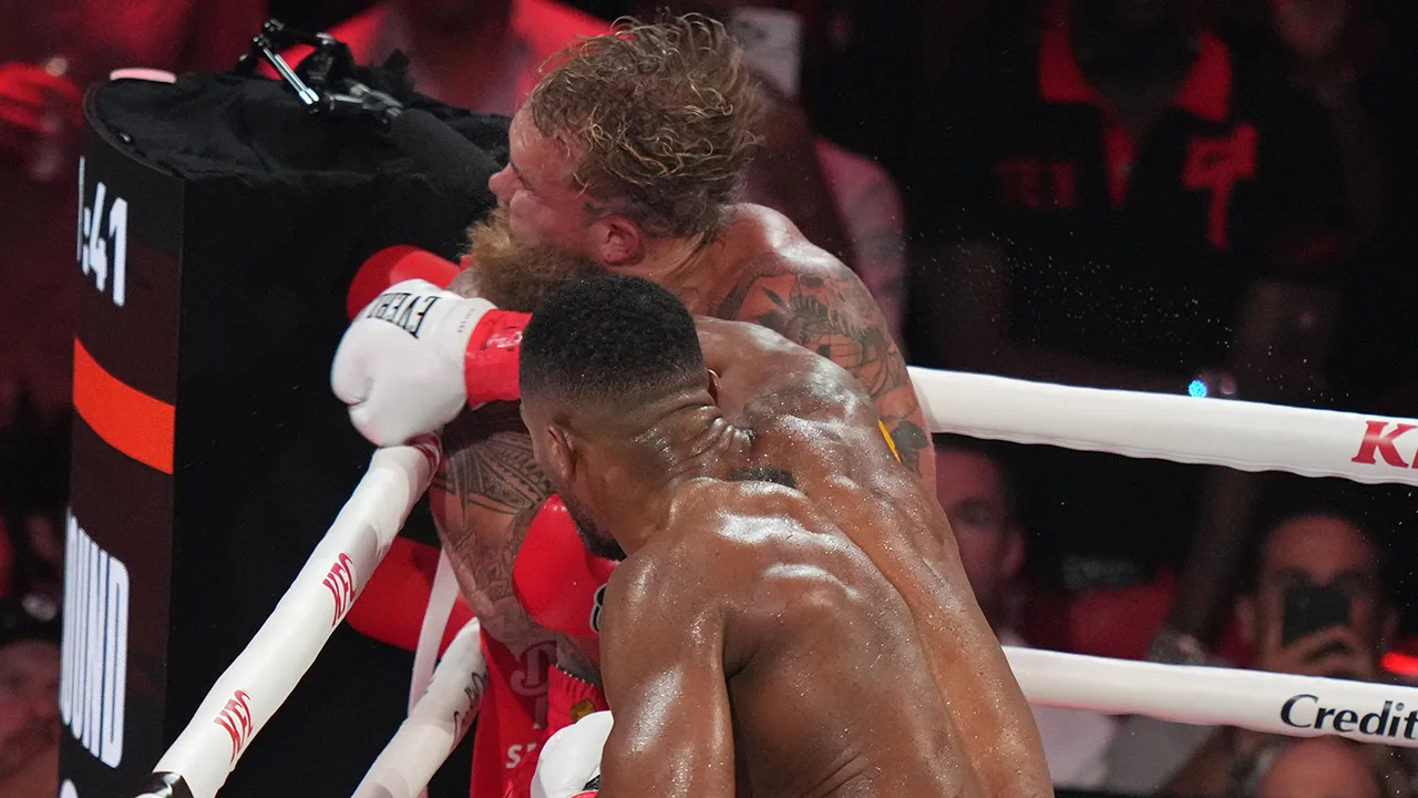 Video: Jake Paul loopt dubbele kaakbreuk op tijdens verloren bokspartij tegen Anthony Joshua