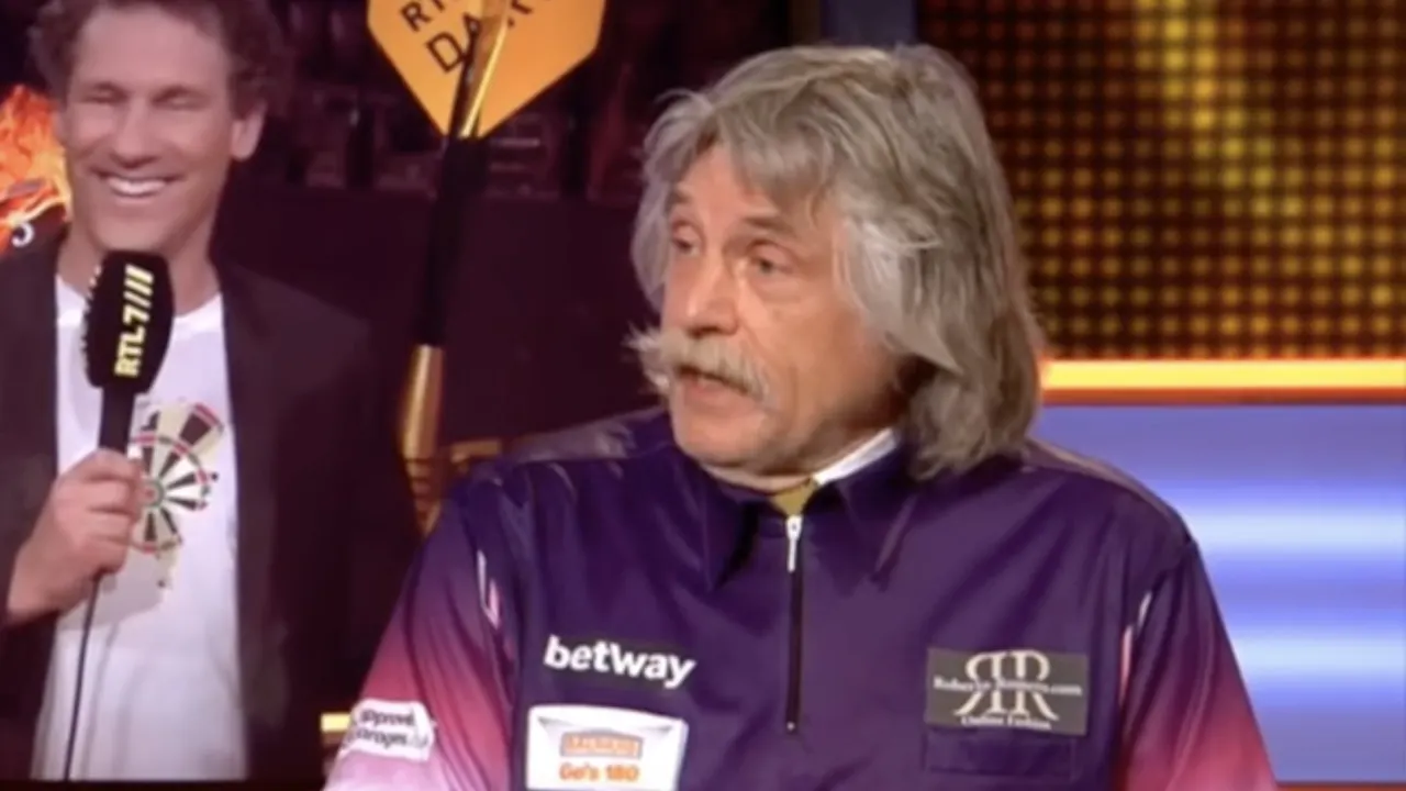 Oplettende kijker ziet Johan Derksen deelnemen aan darttoernooi in Hongarije