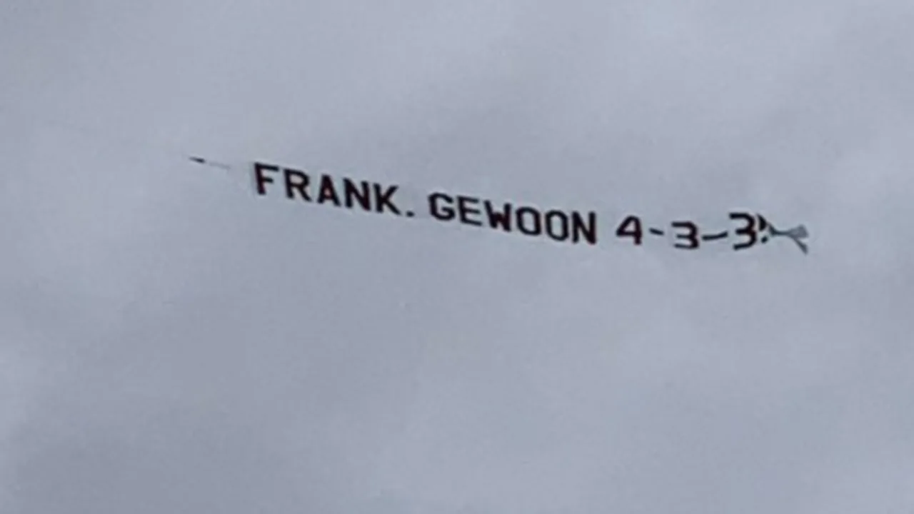 Ludieke actie met vliegtuig boven afsluitende training Oranje: 'Frank, gewoon 4-3-3!' 