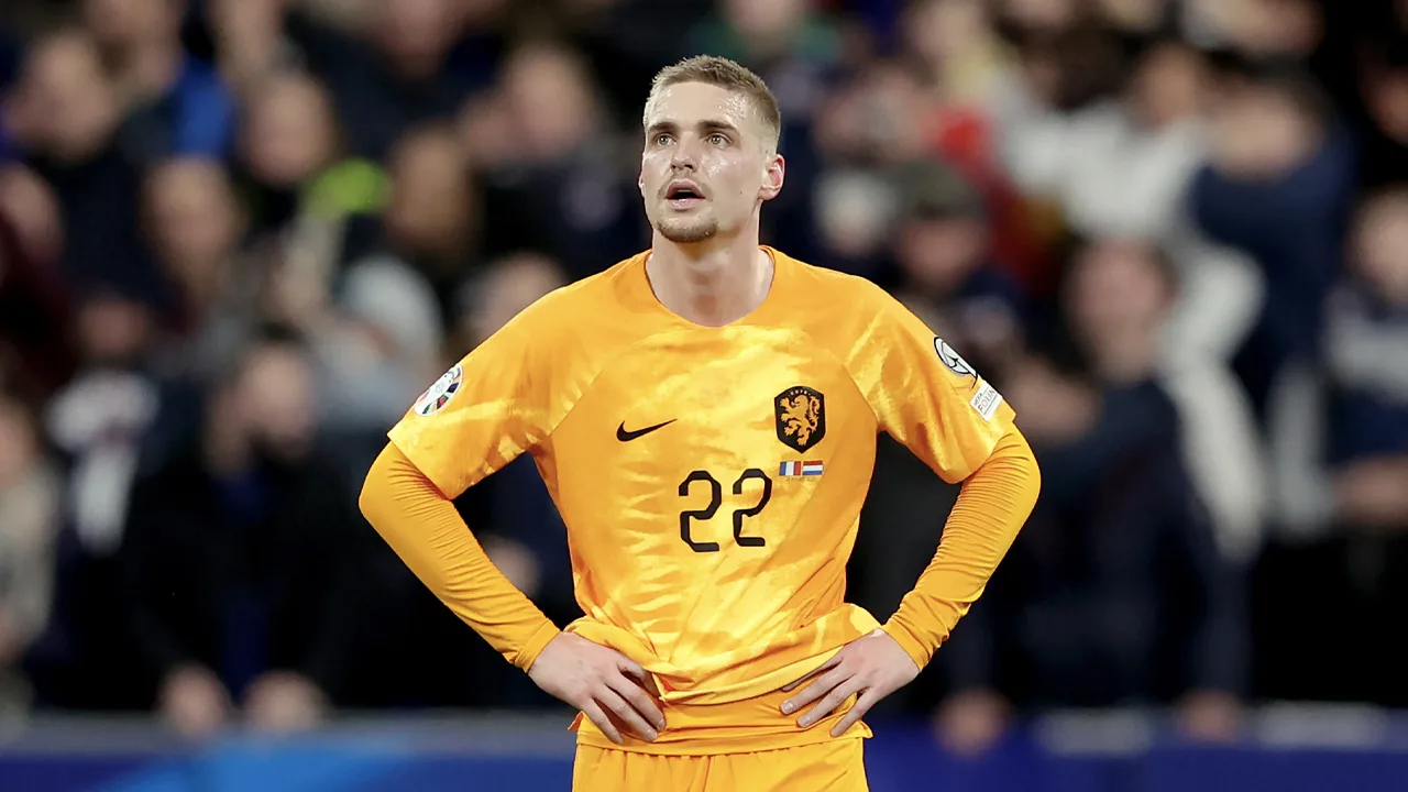 Taylor na 33 minuten naar de kant gehaald; Weghorst zijn vervanger