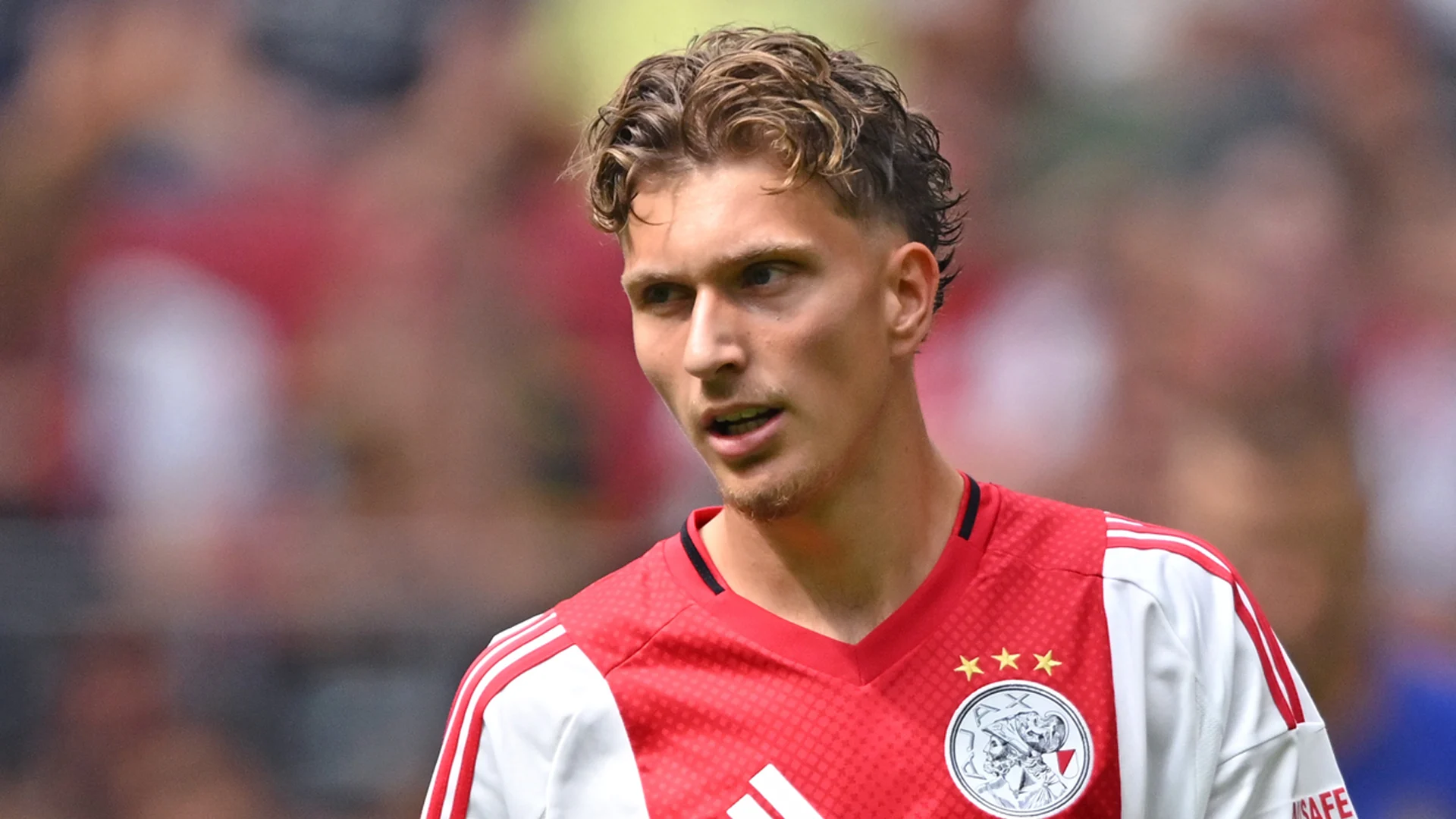 ‘Ajax met Italiaanse topclub in gesprek over transfer Mika Godts’